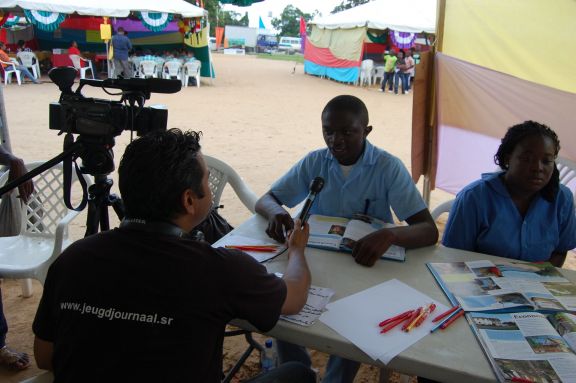 Interview Jeugdjournaal Suriname.JPG